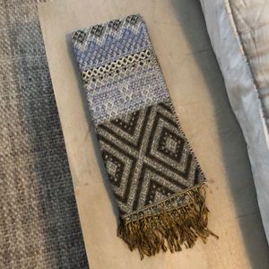Super warm scarf with gorgeous detail